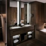 Design de salle de bain aux couleurs sombres