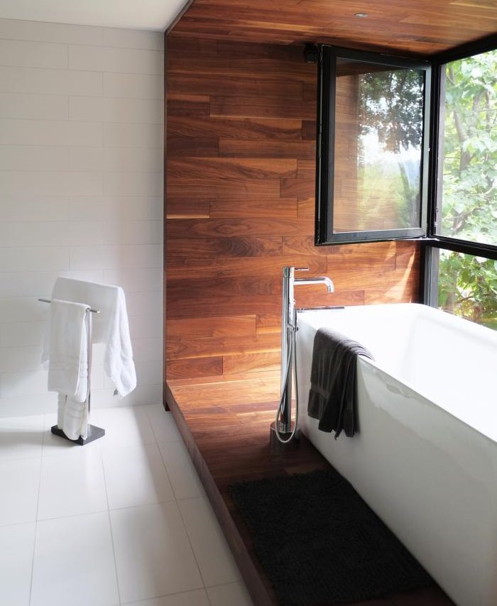 Salle de bain sur un podium en bois près de la fenêtre