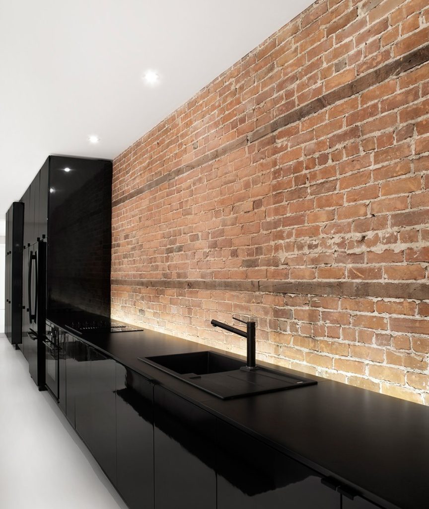 Brick wall instead of wallpaper in the kitchen