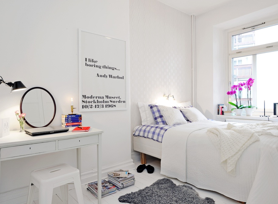 Dressing table and bed in a small bedroom