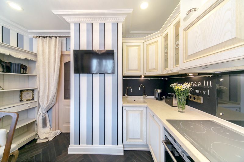 Striped wallpaper on the wall of the kitchen-living room