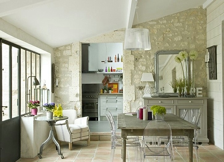 L'intérieur d'un petit studio dans le style provençal