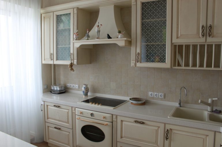 Set beige di layout lineare nella cucina di Krusciov