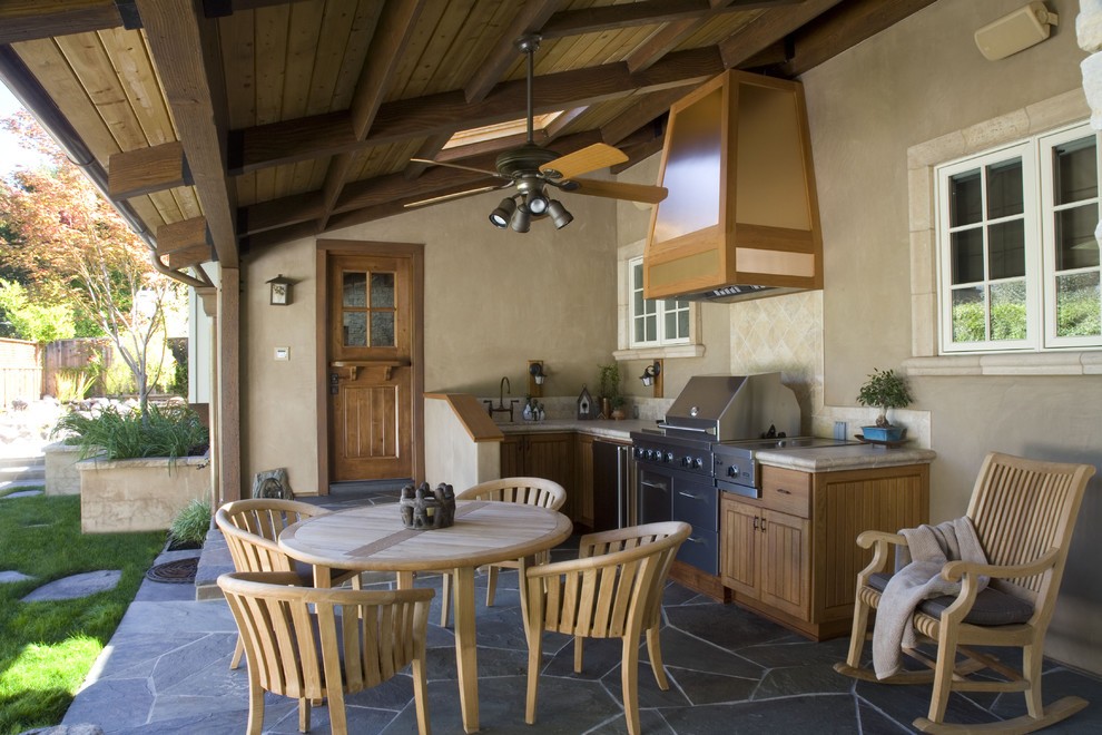 Meubles en bois dans la cuisine ouverte d'une maison de campagne