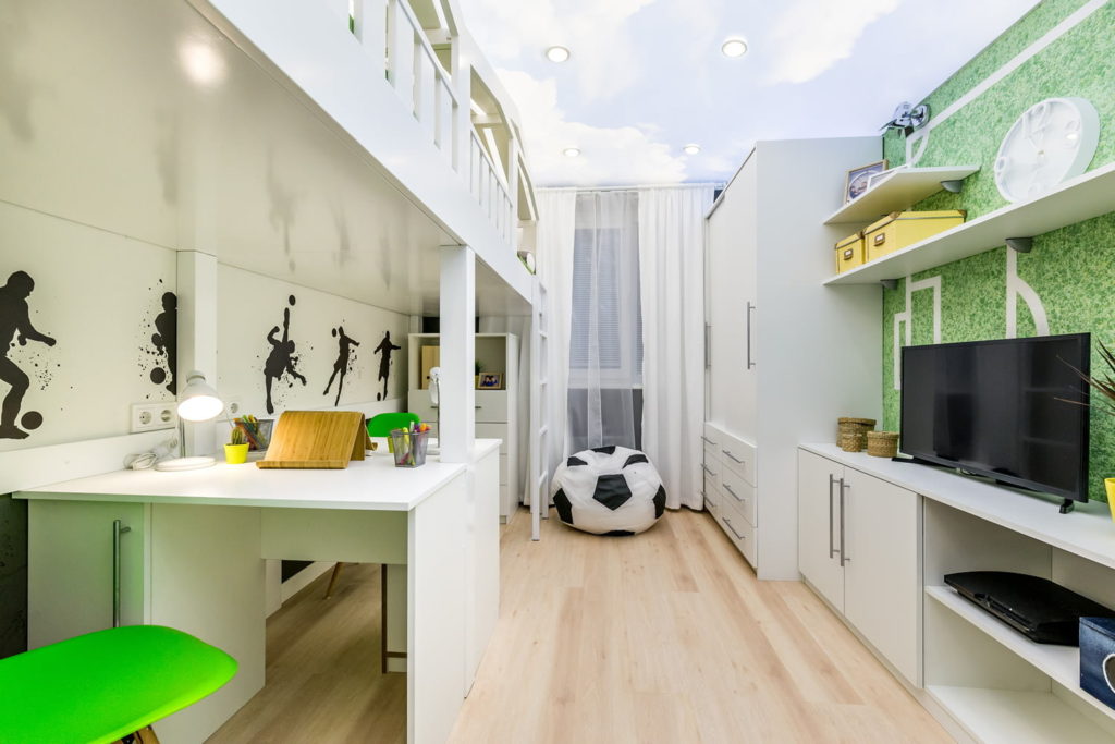 L'intérieur d'une chambre d'enfant allongée en couleurs blanches