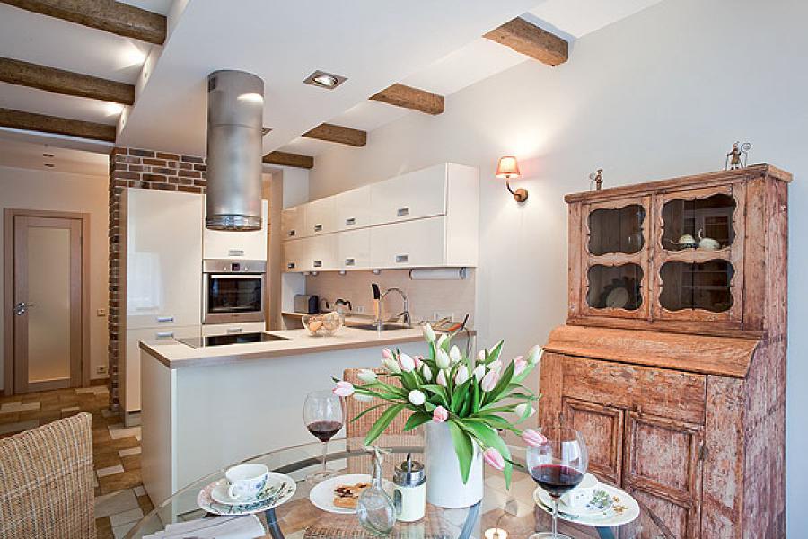 Ancienne armoire de cuisine dans un studio de style provençal