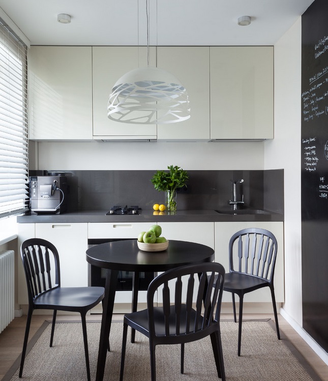 Cucina lineare con pensili a soffitto