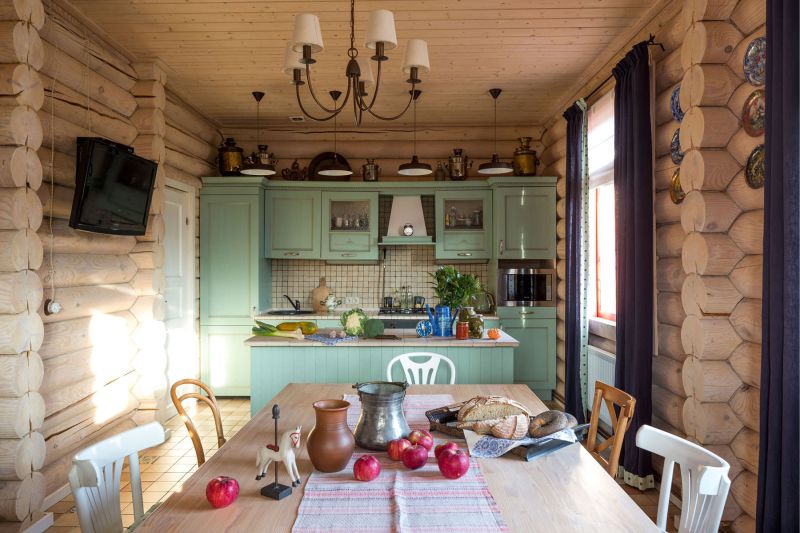 L'intérieur de la cuisine dans la maison en rondins