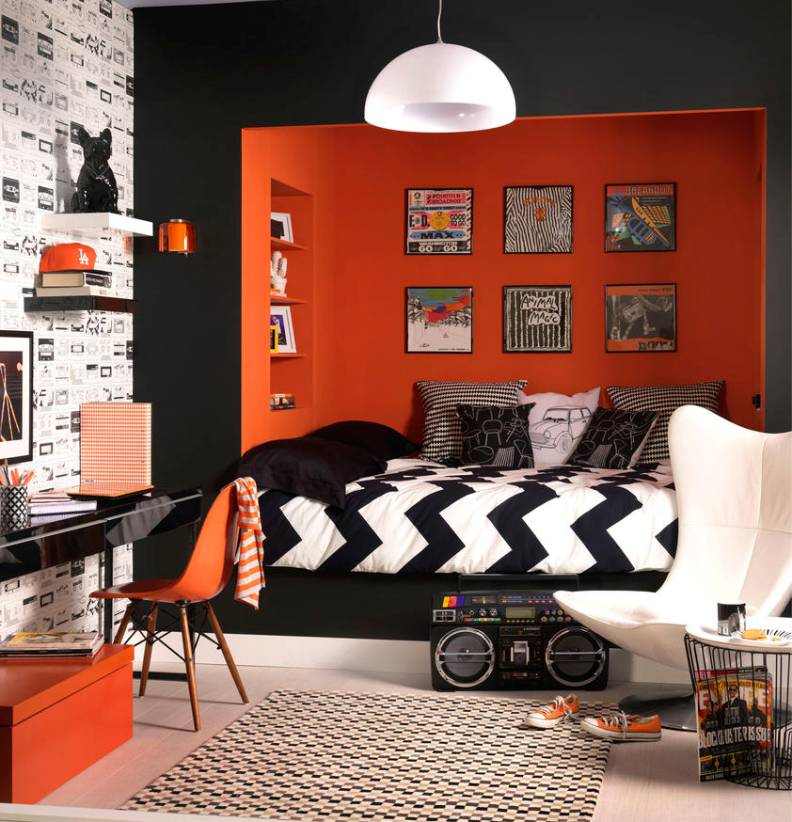 Couleur orange à l'intérieur de la chambre pour un garçon de 17 ans