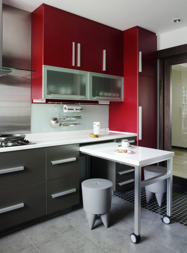 Convenient pull-out table in a small kitchen