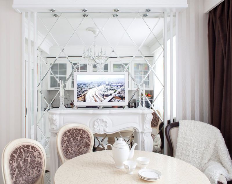 Mirror tiles in the interior of the kitchen-dining room