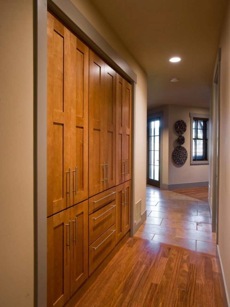 Armoire en bois dans un couloir étroit