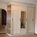 Armoire Karaksny avec étagères sur le côté