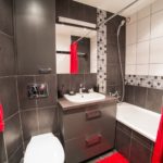 Textile rouge dans la salle de bain