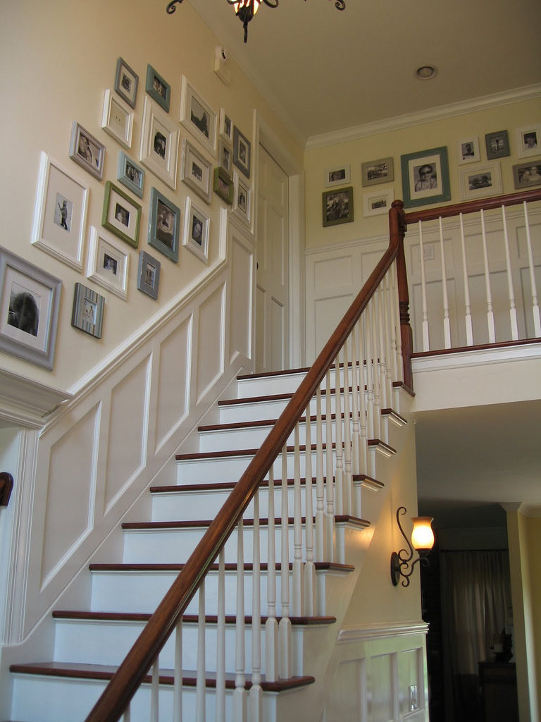 Décorer un mur au-dessus d'un escalier à l'aide de peintures