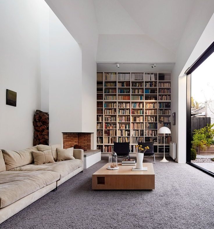 Stockage de livres dans le salon d'une maison de campagne