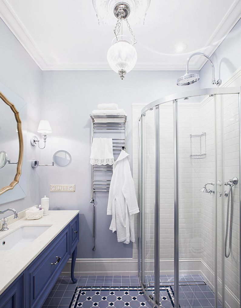 Salle de bain lumineuse avec douche