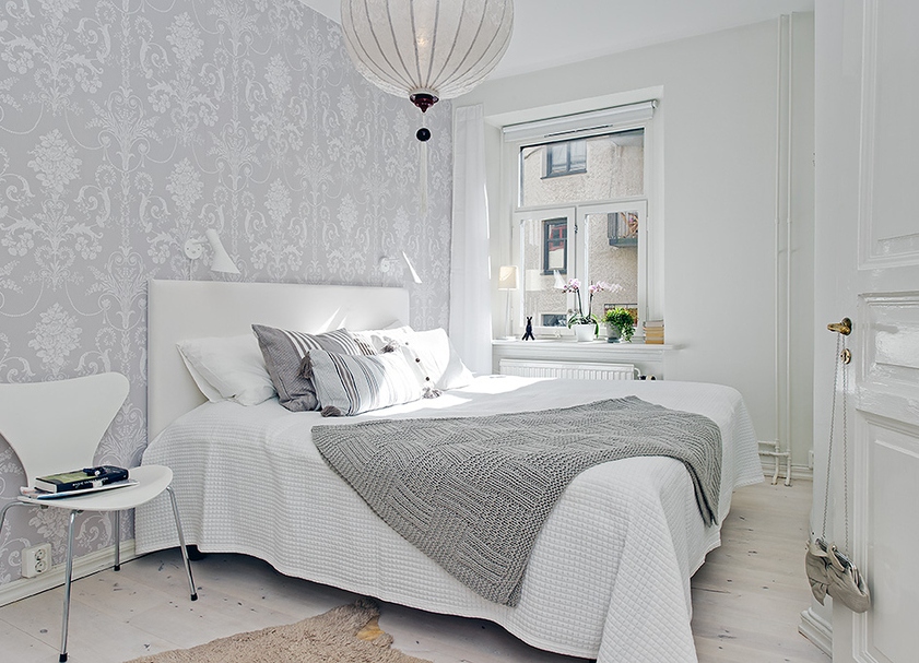 Intérieur d'une petite chambre aux couleurs gris et blanc