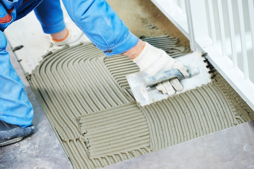 Application of tile mortar on the floor