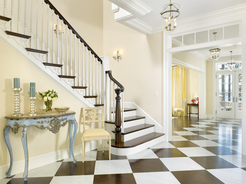 Conception d'un hall d'une maison privée avec un escalier