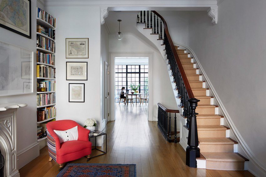 Fauteuil avec revêtement rose dans le hall d'une maison privée