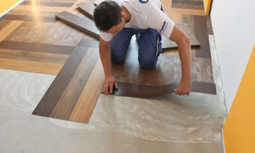 Do-it-yourself vinyl tile laying on the kitchen floor