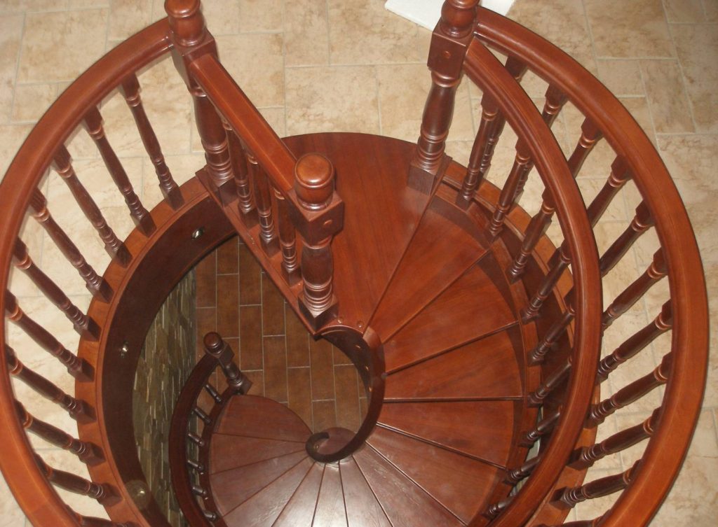 Escalier en colimaçon en bois