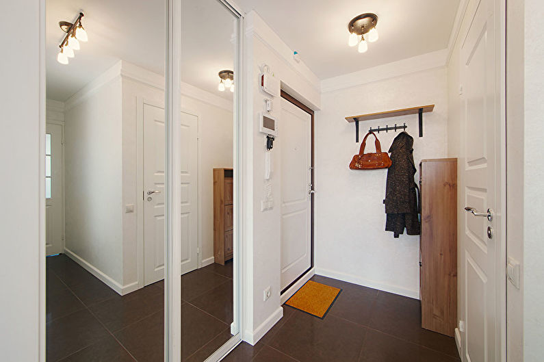 Portes d'armoires en miroir à l'intérieur d'un couloir blanc