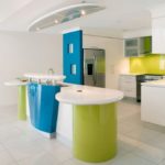 Cucina bianca con elementi di blu brillante e lime