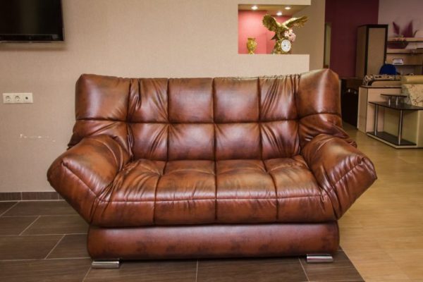 Ruda paspaudžiamoji sofa