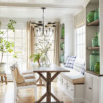 Lampadario sul soffitto della cucina in una casa di legno