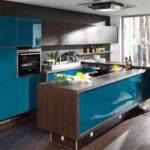 Design della cucina nei colori wenge e blu