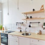 Kitchen arrangement without hanging cupboards