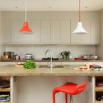 Accents rouges dans la cuisine beige