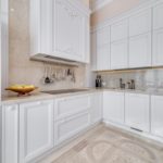 Modulo cucina bianco con pareti beige