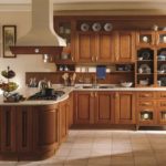 Cucina classica con mobili in legno