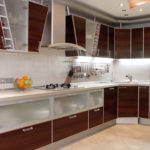 Cucina angolare con facciate laminate