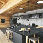 Mobili da cucina neri con soffitto in legno