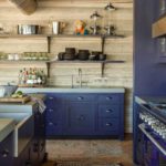 Colore blu all'interno della cucina