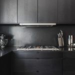 Cucina design con mobili scuri