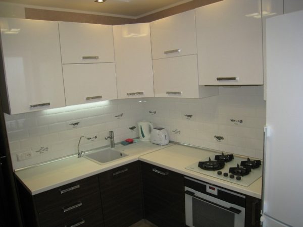 Design cucina bianco e marrone