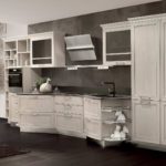 Cucina in stile Liberty con cappa inclinata