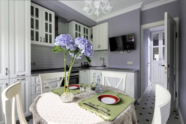 Intérieur de cuisine de style provençal avec des murs de lavande