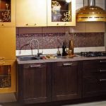 Bella cucina wengé con oro in stile art nouveau