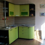 Petit espace de travail confortable avec cuisine couleur citron vert