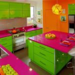 Cucina molto luminosa con rosa, arancio e lime