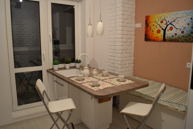 Sala da pranzo in cucina con colonne sporgenti