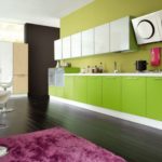 Spaziosa cucina con mobili da cucina in bianco per il piano e in color lime per il fondo