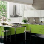 Cucina moderna ad alta tecnologia che utilizza il colore lime per la luminosità