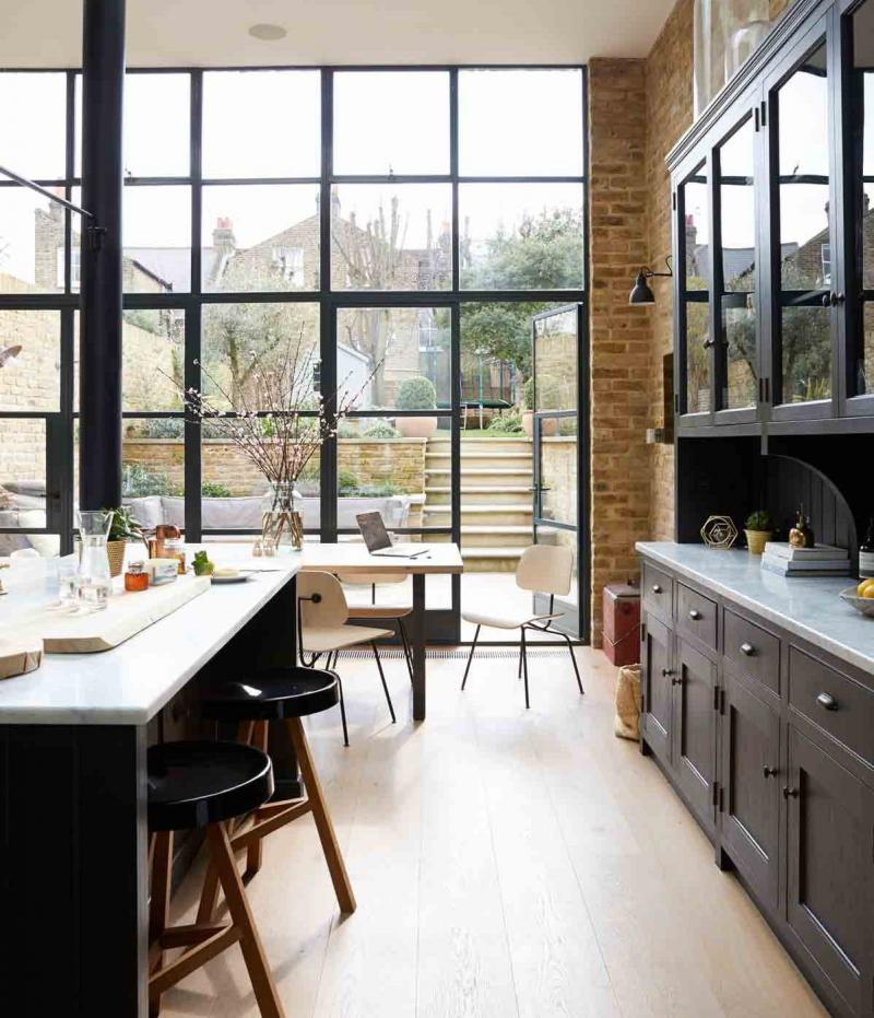 Grande fenêtre dans le mur de la cuisine dans une maison moderne